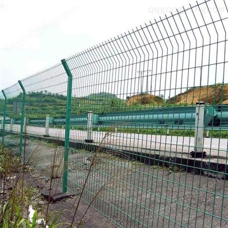 厂价供应护栏网 防护网 围栏网钢丝网公路市政小区浸塑隔离网